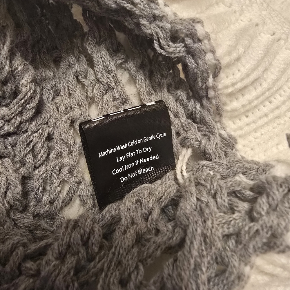 POL Gray Open-Knit Scoop Pullover with White Trim and Black Daisy. Size S - Picture 8 of 8